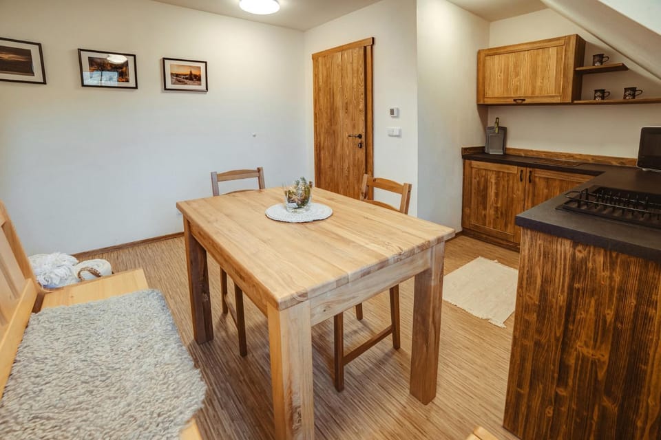 Kitchen or kitchenette, Dining area