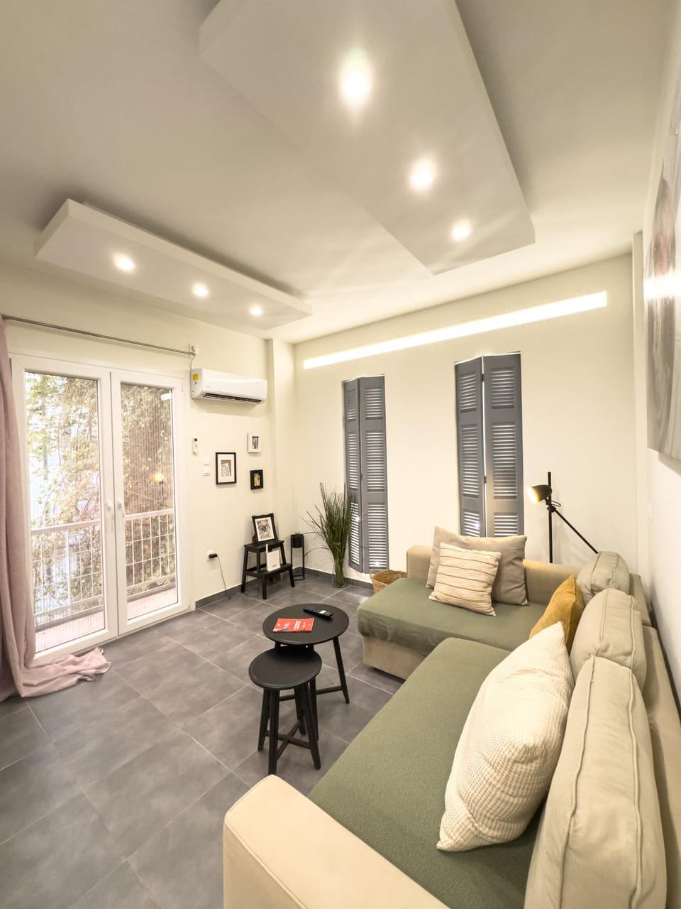 Athenian Hideaway - Spa Tub and Walk to Metro Apartment in Athens