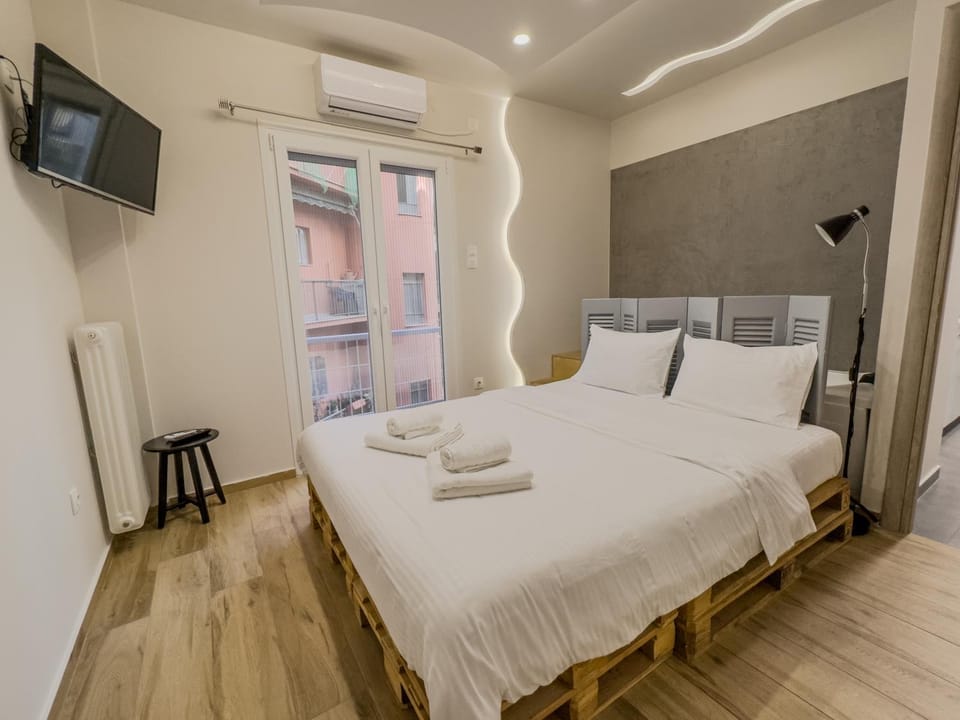 Athenian Hideaway - Spa Tub and Walk to Metro Apartment in Athens