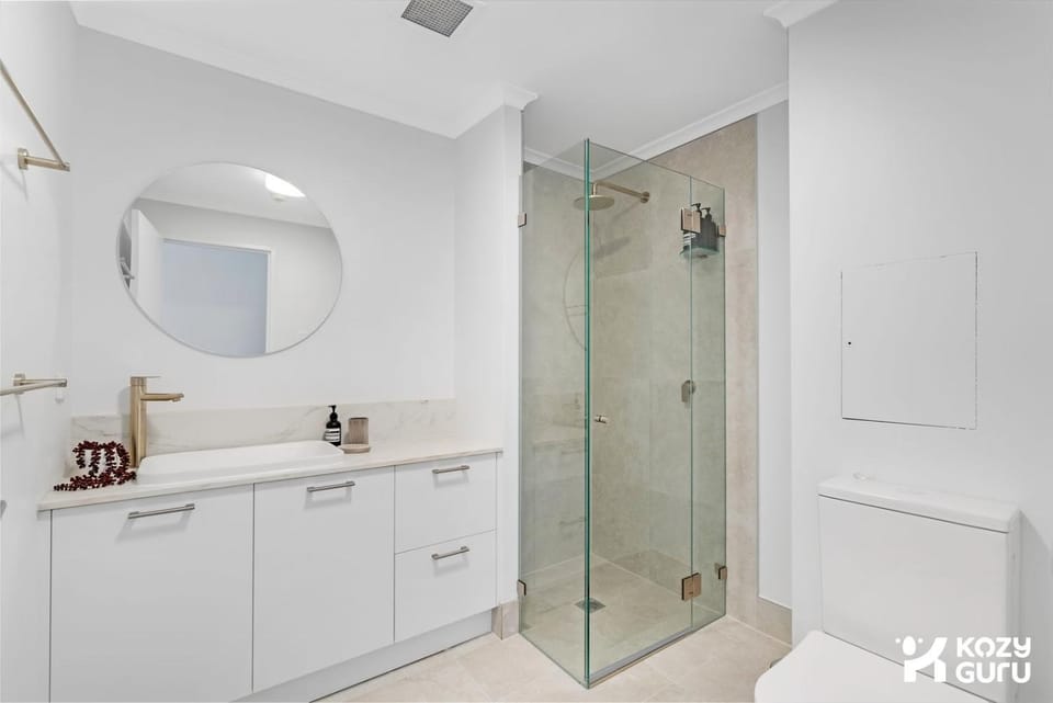 KozyGuru | Camperdown | Cozy 2-Bed Apt + Parking Apartment in Sydney