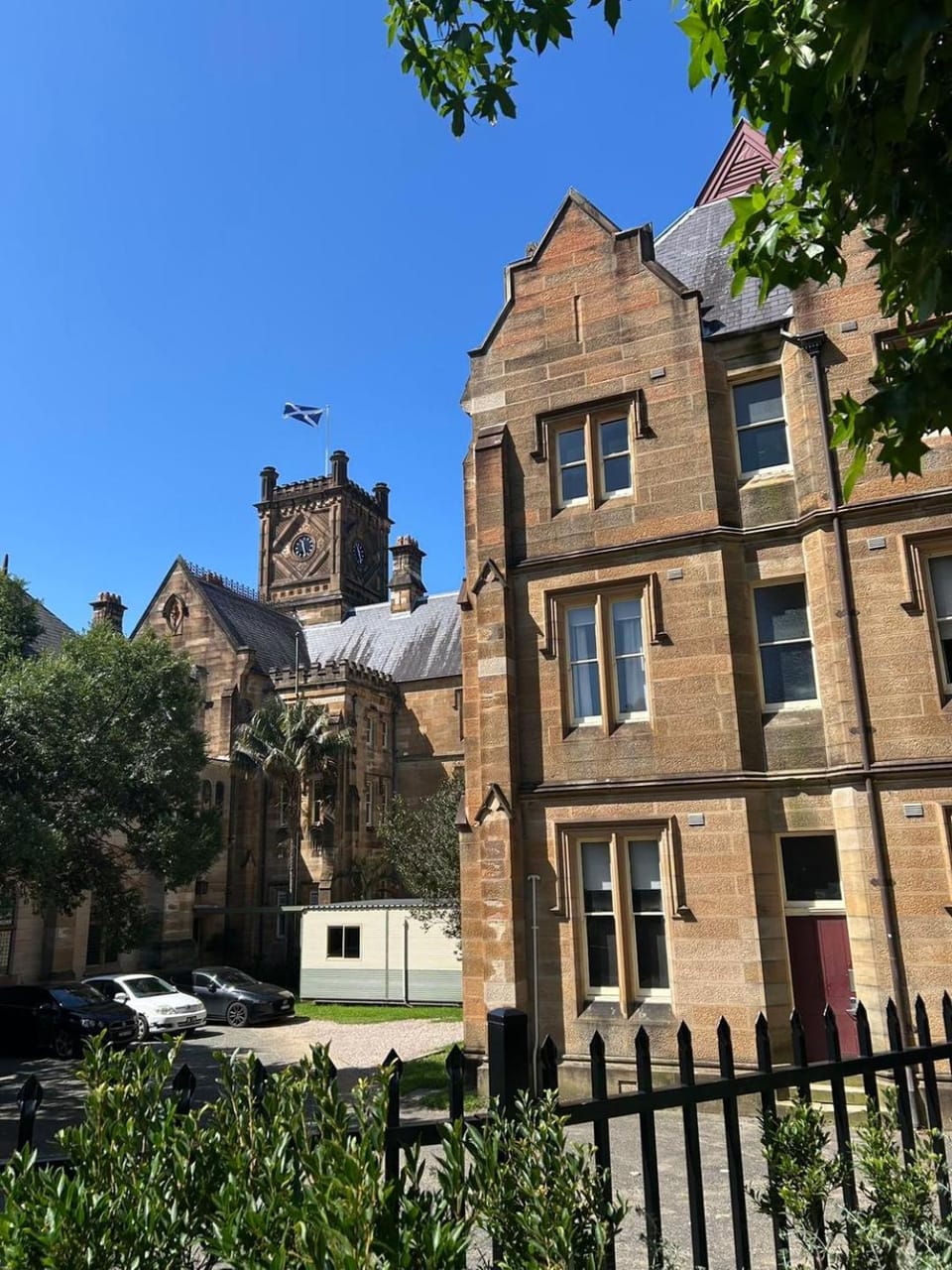 KozyGuru | Camperdown | Cozy 2-Bed Apt + Parking Apartment in Sydney