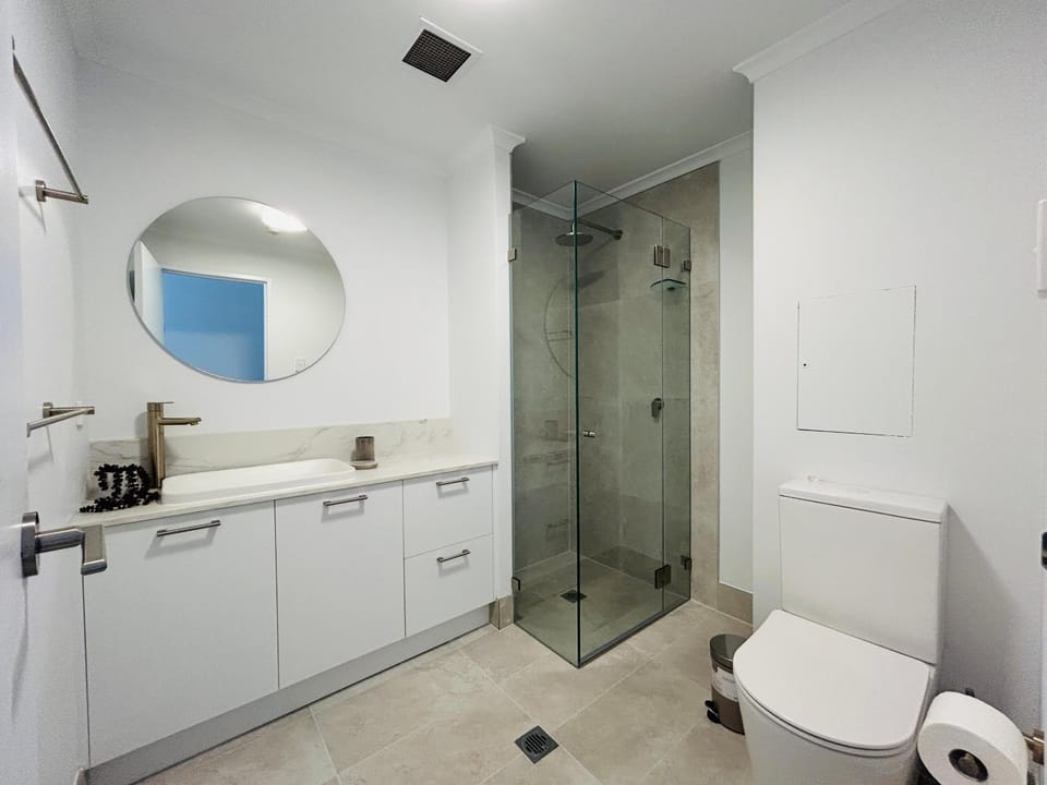 KozyGuru | Camperdown | Cozy 2-Bed Apt + Parking Apartment in Sydney