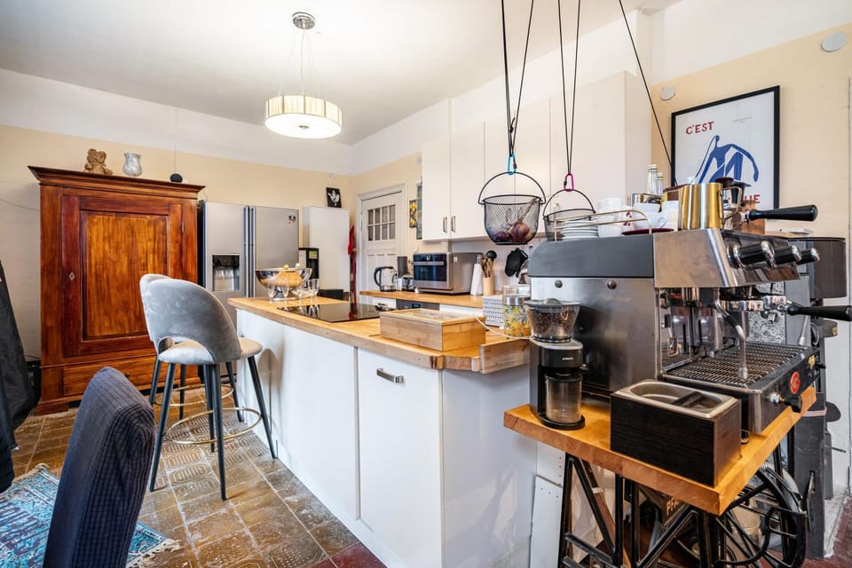 Property building, Kitchen or kitchenette, Living room