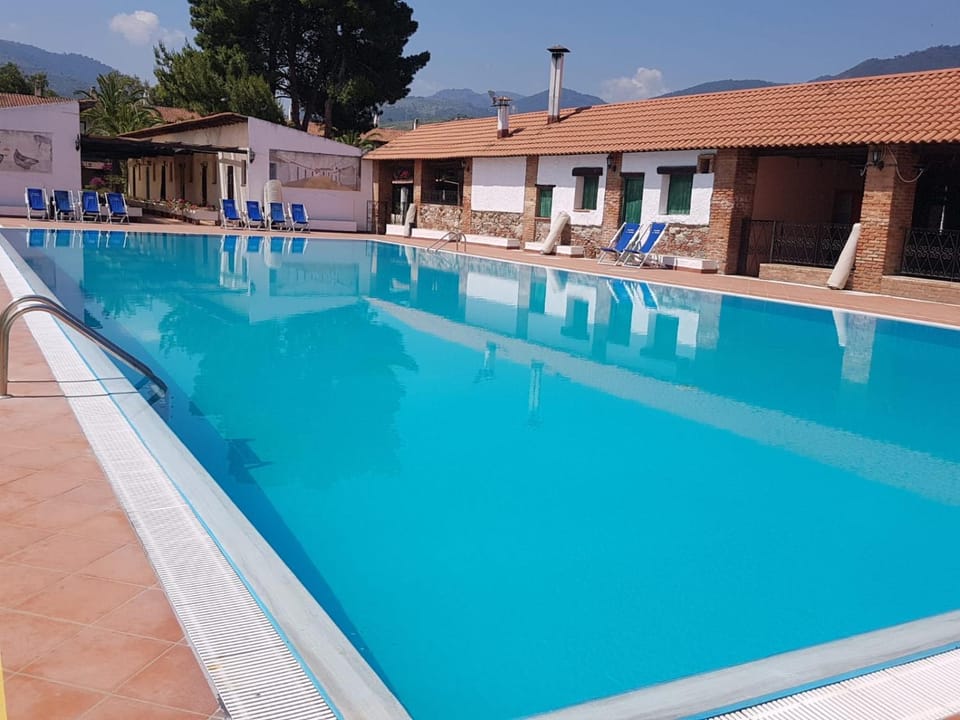 Swimming pool, Swimming pool