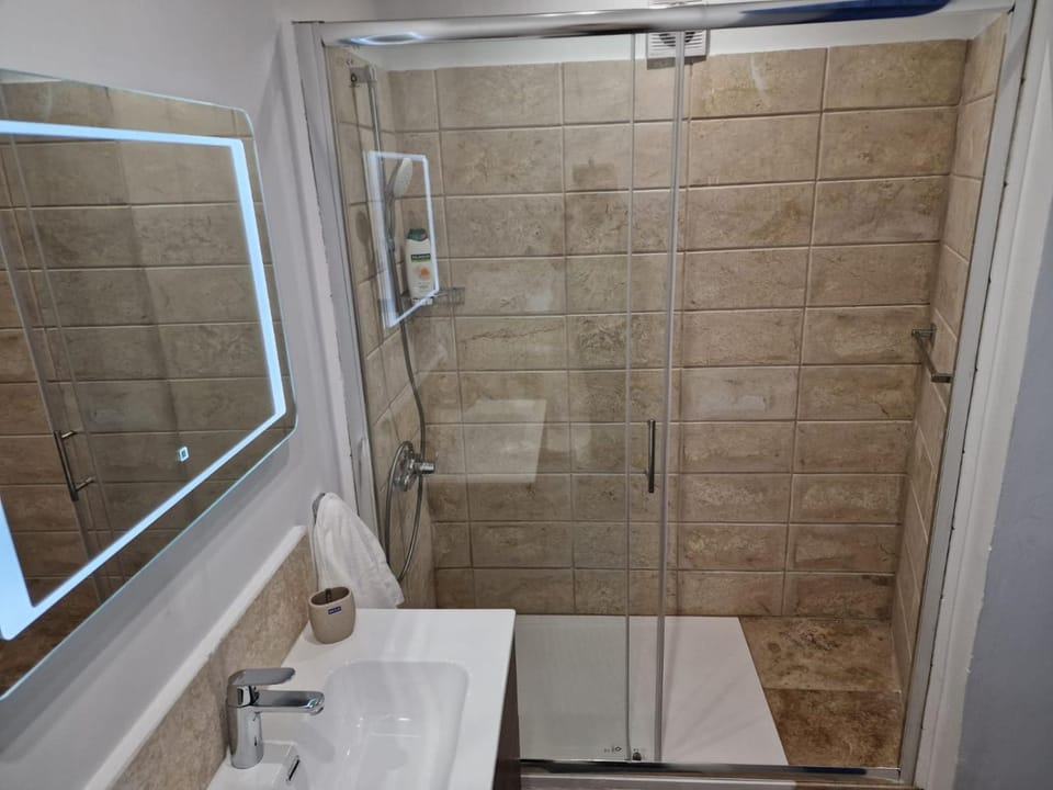 Shower, Bathroom, towels