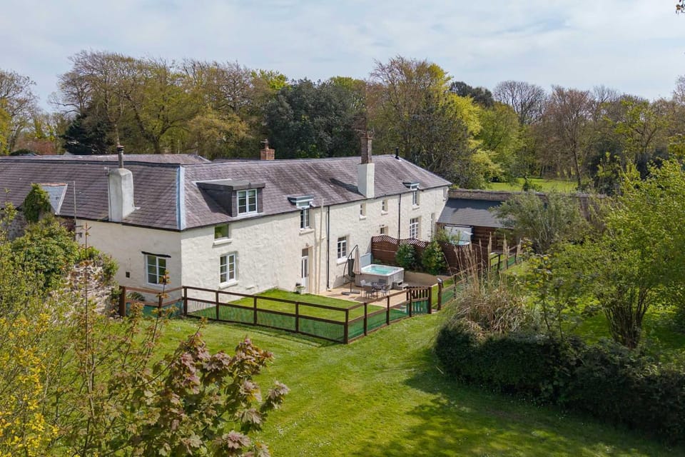 Courtyard Cottage with hot tub and walled garden House in Wales
