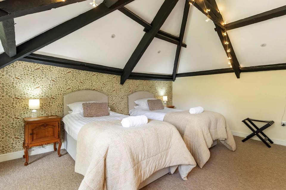 Courtyard Cottage with hot tub and walled garden House in Wales