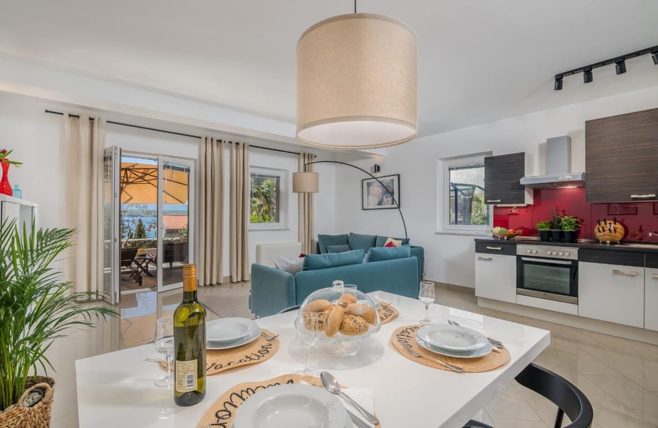 Balcony/Terrace, Kitchen or kitchenette, Seating area, Dining area, Sea view