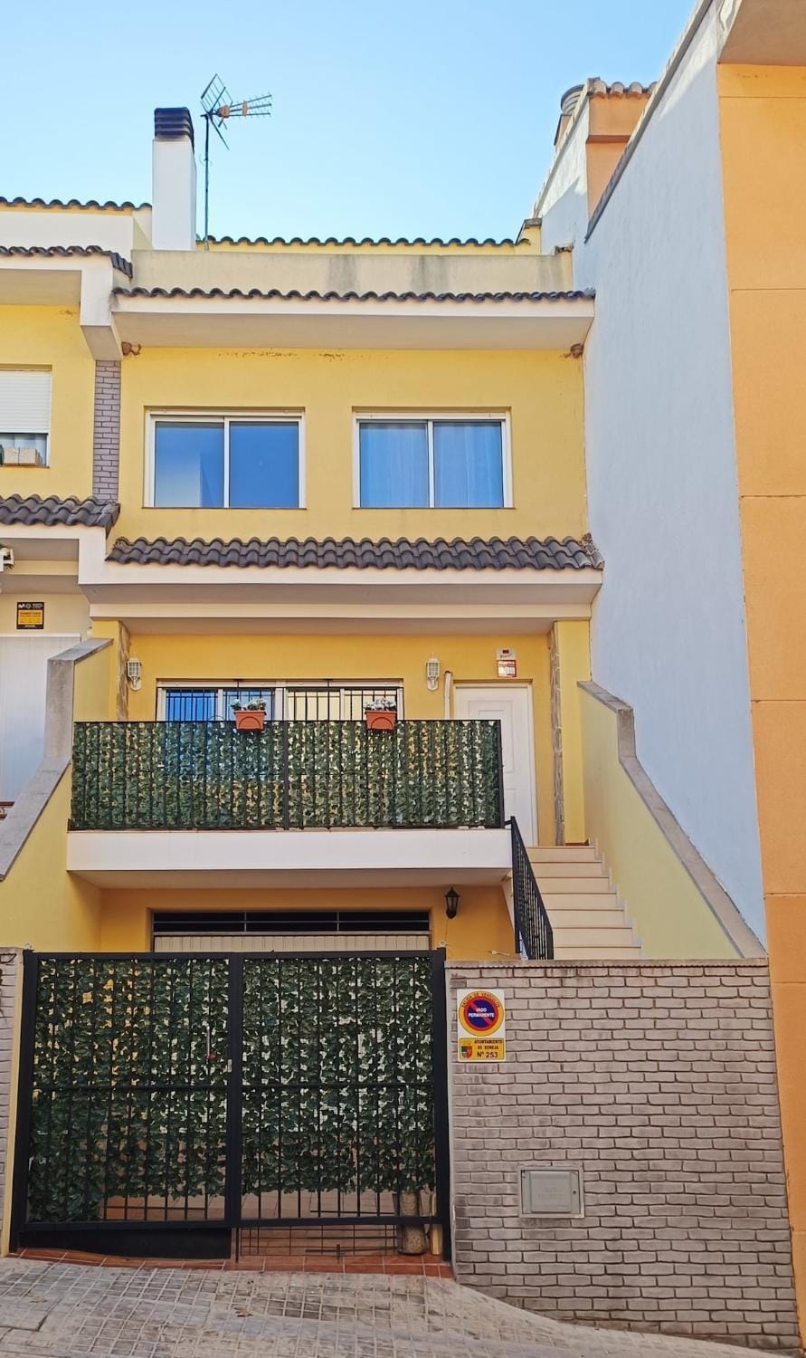 Property building, Facade/entrance, Day, Balcony/Terrace, acessibility