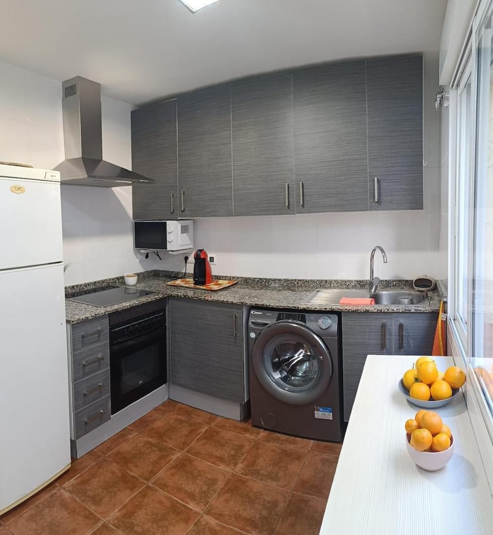 Coffee/tea facilities, Kitchen or kitchenette, oven, stove, toaster, washing machine