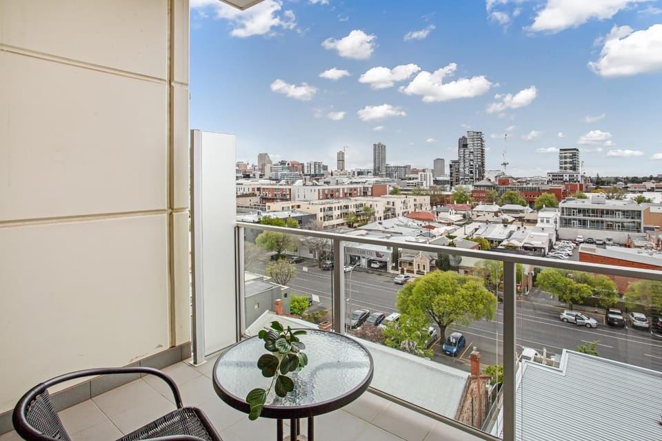 View (from property/room), Balcony/Terrace, City view