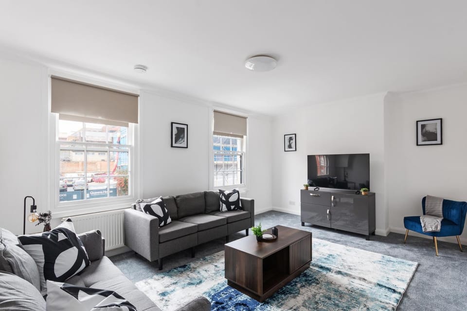Communal lounge/ TV room, Living room, Seating area, Evening entertainment