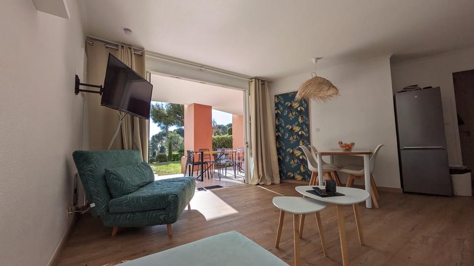 TV and multimedia, Living room, Seating area, Dining area
