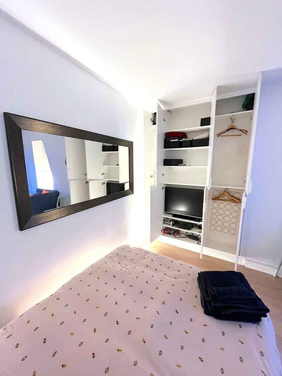 Bed, TV and multimedia, wardrobe