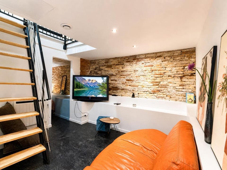 Day, TV and multimedia, Living room, Seating area, internet