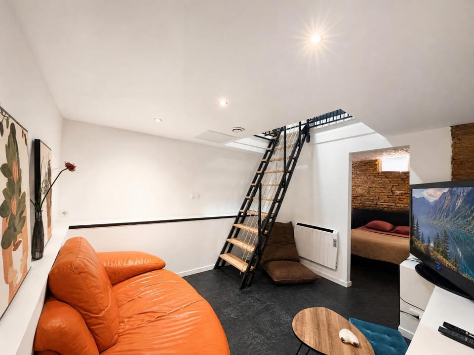 Day, TV and multimedia, Living room, Seating area, internet