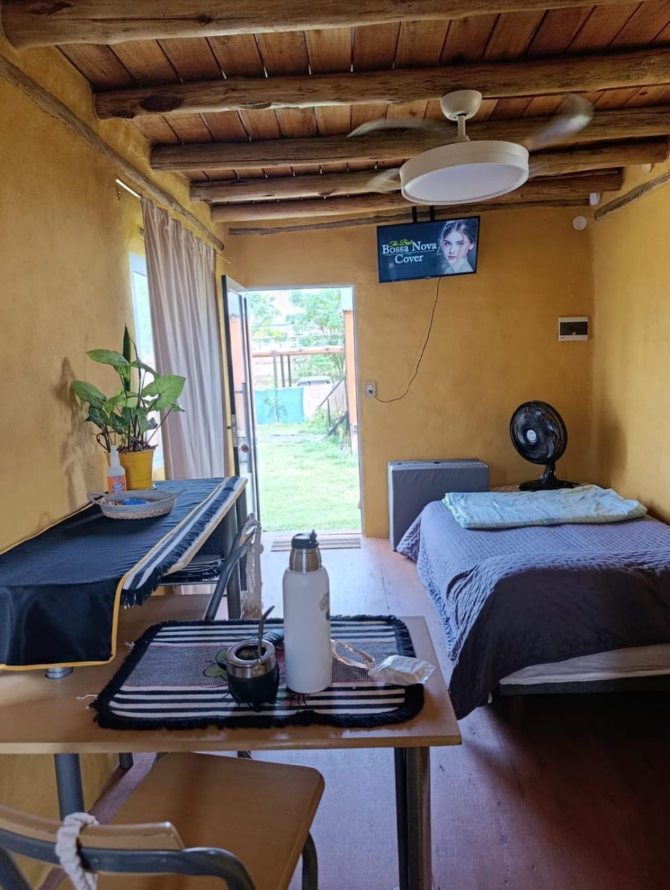 Bed, TV and multimedia, Living room, Photo of the whole room, Seating area, Dining area, Bedroom