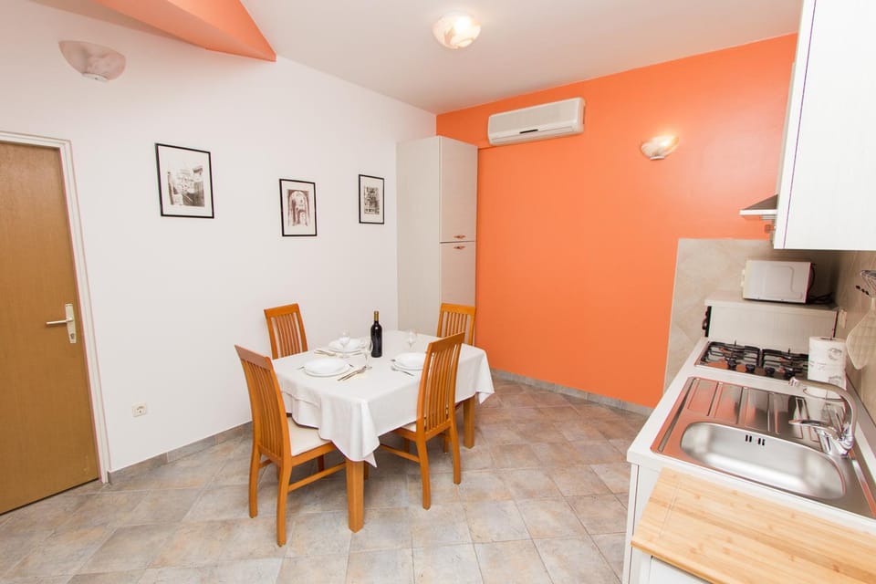 Kitchen or kitchenette, Dining area, Breakfast
