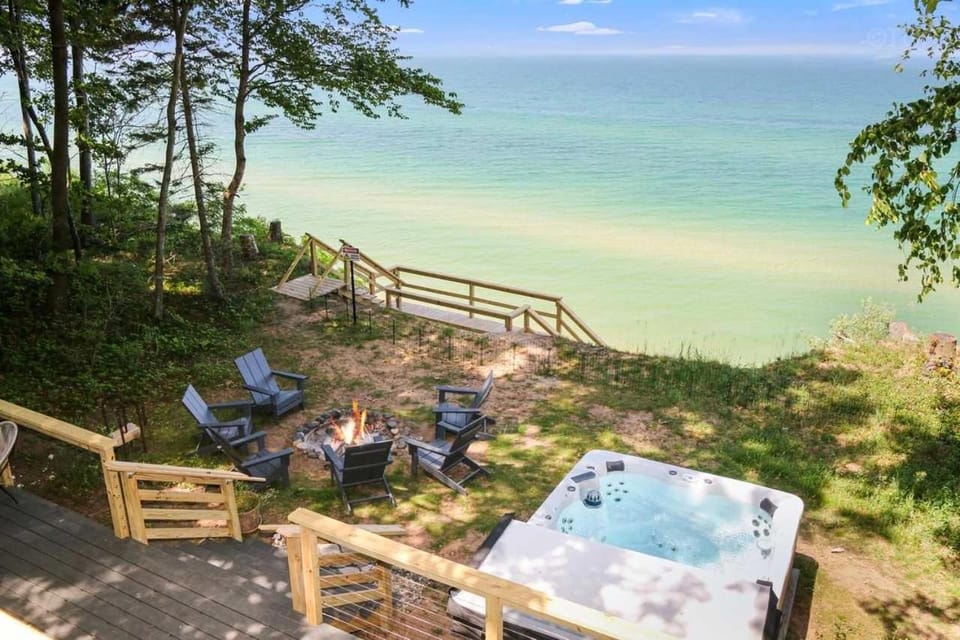 Edgewater Bluffs - Lakefront - Hot Tub - Firepit House in Michigan