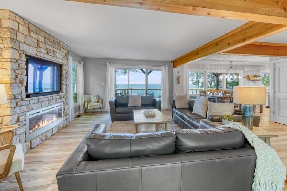 Edgewater Bluffs - Lakefront - Hot Tub - Firepit House in Michigan