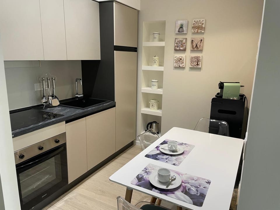 Kitchen or kitchenette, Dining area, stove