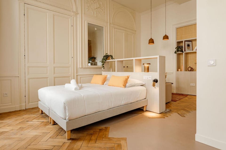 Photo of the whole room, Bedroom