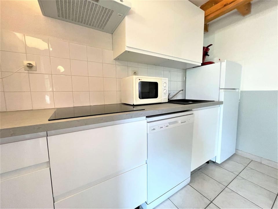 Kitchen or kitchenette, dishwasher