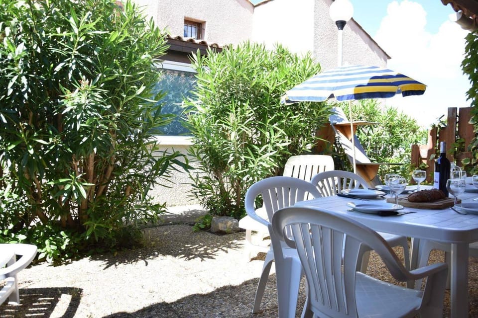 Patio, Day, Garden, Garden view