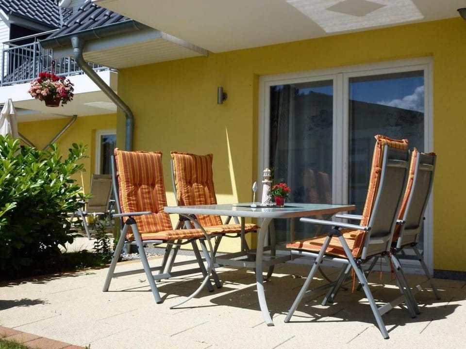 Property building, Spring, View (from property/room), Balcony/Terrace, Seating area, Dining area, sunbed
