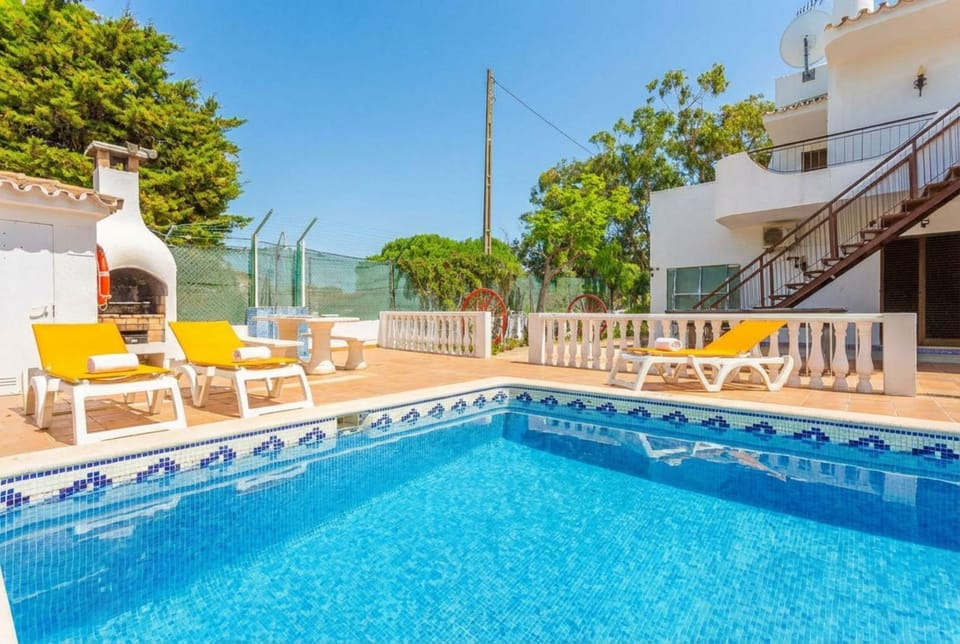 Property building, Day, Pool view, Swimming pool, sunbed