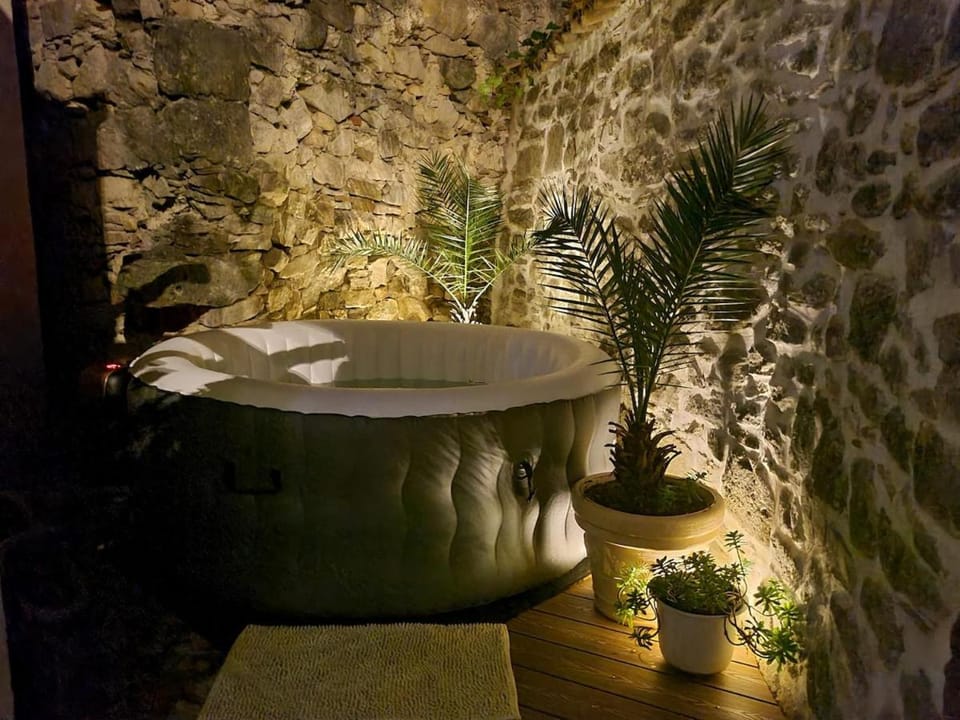 Patio, Hot Tub, Balcony/Terrace, Area and facilities, Entertainment, Inner courtyard view, internet
