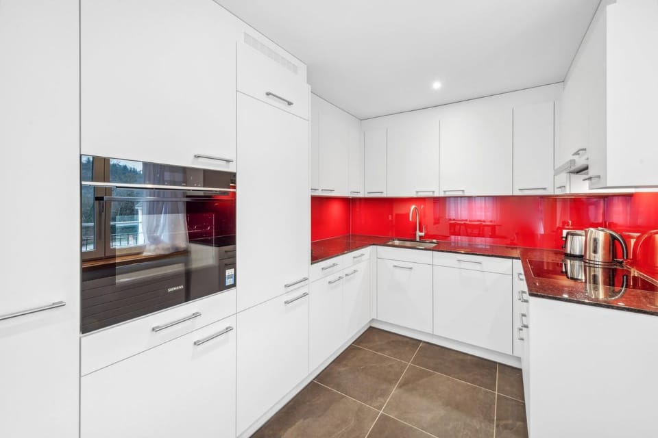 Coffee/tea facilities, Kitchen or kitchenette, dishwasher, oven, stove, toaster