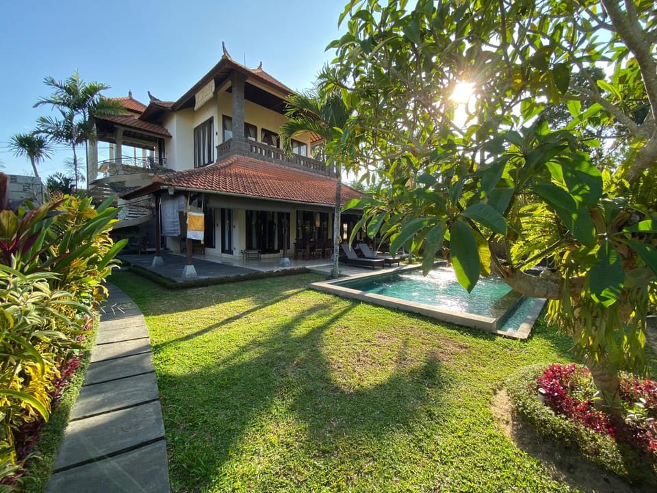 Property building, Garden, Swimming pool, Swimming pool
