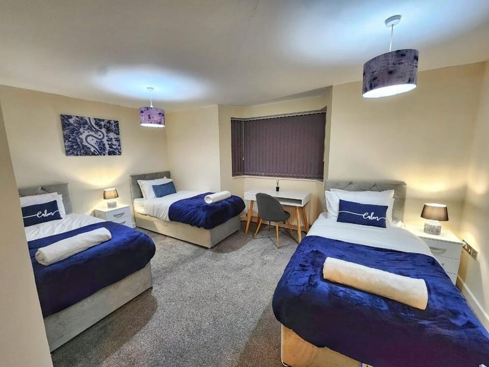 Two Bedroom Apartment by Brookland Stays Serviced Accommodation Short Lets Coventry with Free WiFi Apartment in Coventry