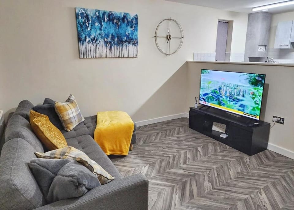 Two Bedroom Apartment by Brookland Stays Serviced Accommodation Short Lets Coventry with Free WiFi Apartment in Coventry