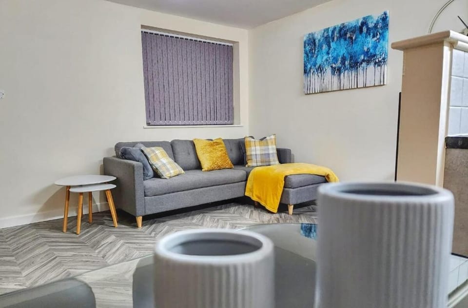 Two Bedroom Apartment by Brookland Stays Serviced Accommodation Short Lets Coventry with Free WiFi Apartment in Coventry