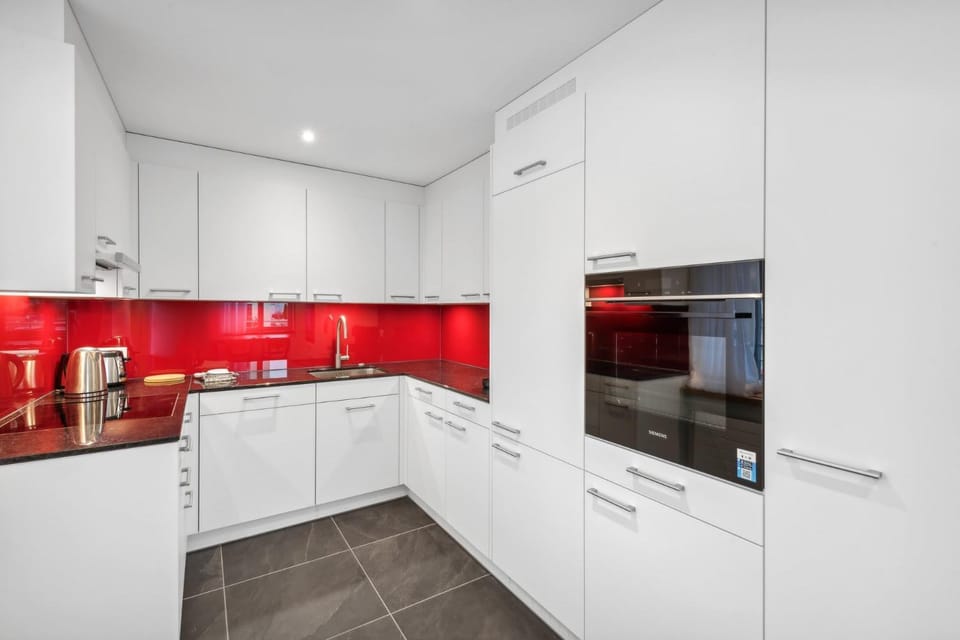 Coffee/tea facilities, Kitchen or kitchenette, dishwasher, oven, stove