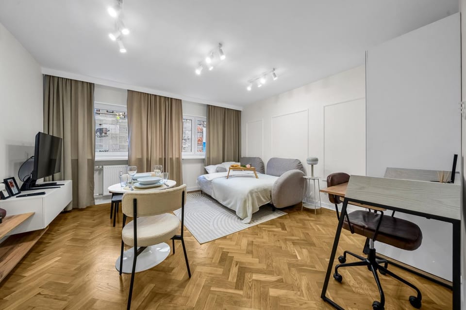 Bed, TV and multimedia, Living room, Photo of the whole room, Seating area, Bedroom