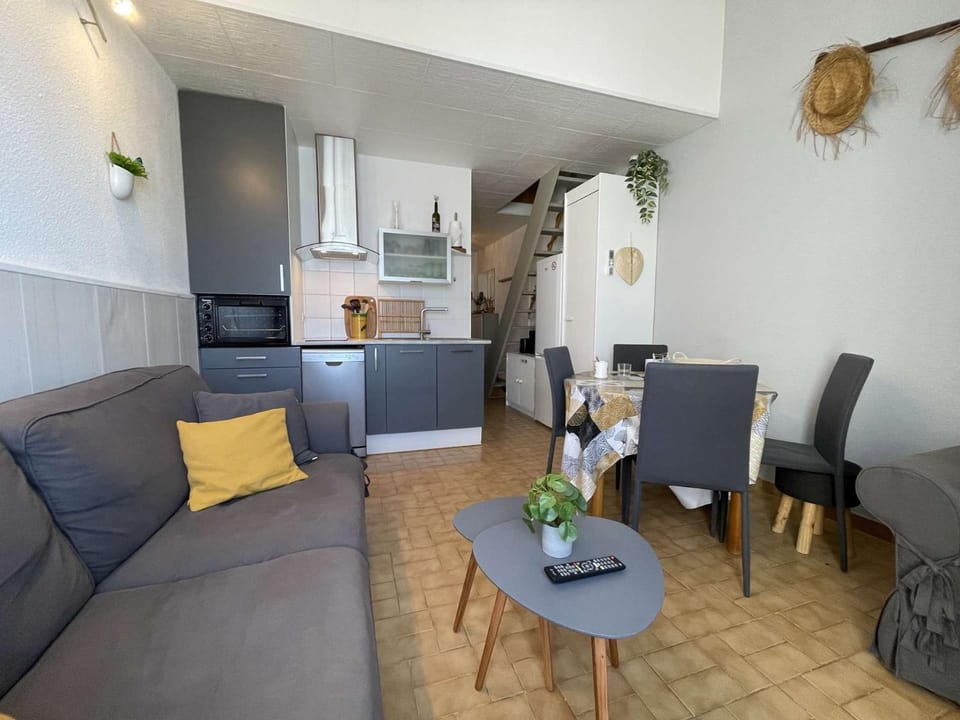 Kitchen or kitchenette, Living room, Seating area, Dining area, stove
