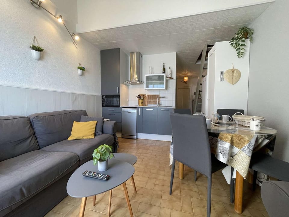 Kitchen or kitchenette, Living room, Dining area