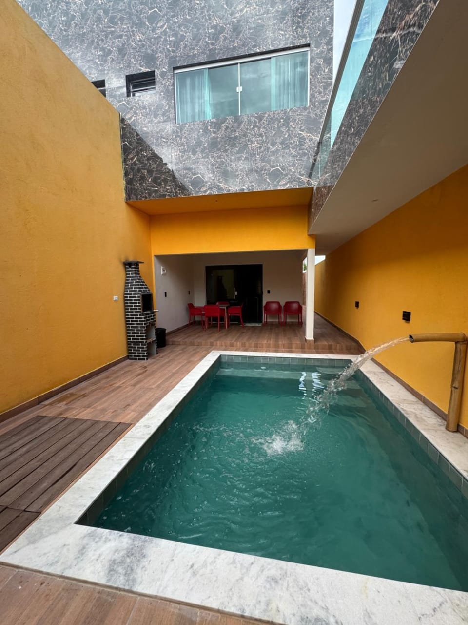 Day, Pool view