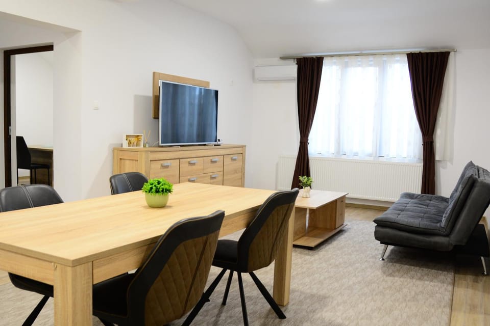 TV and multimedia, Living room, Seating area, Dining area, air conditioner