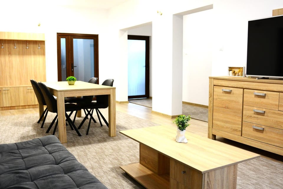 TV and multimedia, Living room, Seating area, Evening entertainment