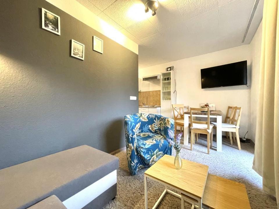 TV and multimedia, Seating area, Dining area