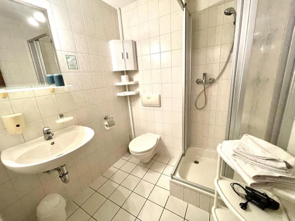 Shower, Toilet, Bathroom, towels