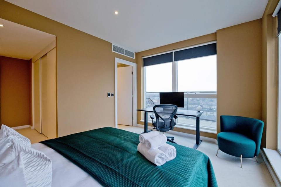 Bed, TV and multimedia, Seating area, Bedroom, towels