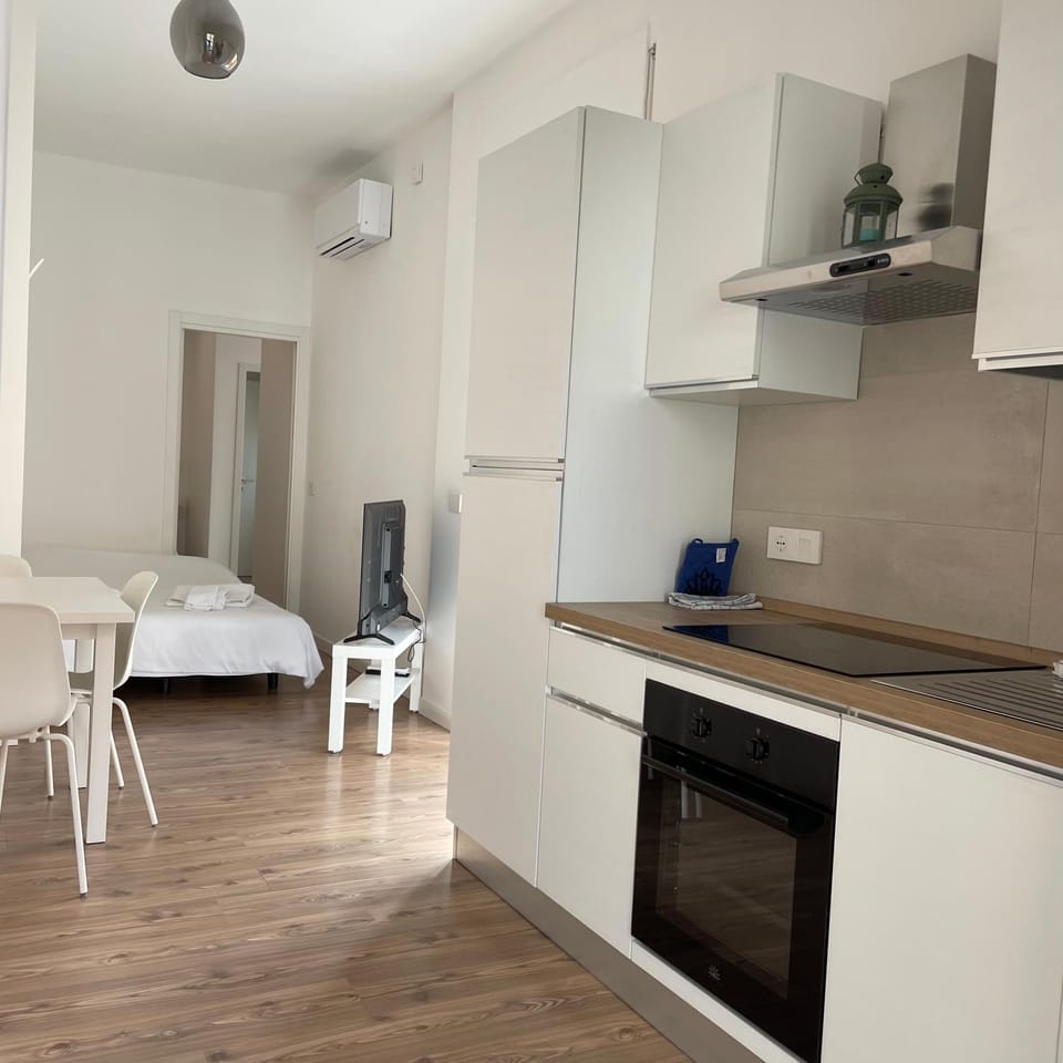 Bed, Kitchen or kitchenette, Photo of the whole room, Dining area
