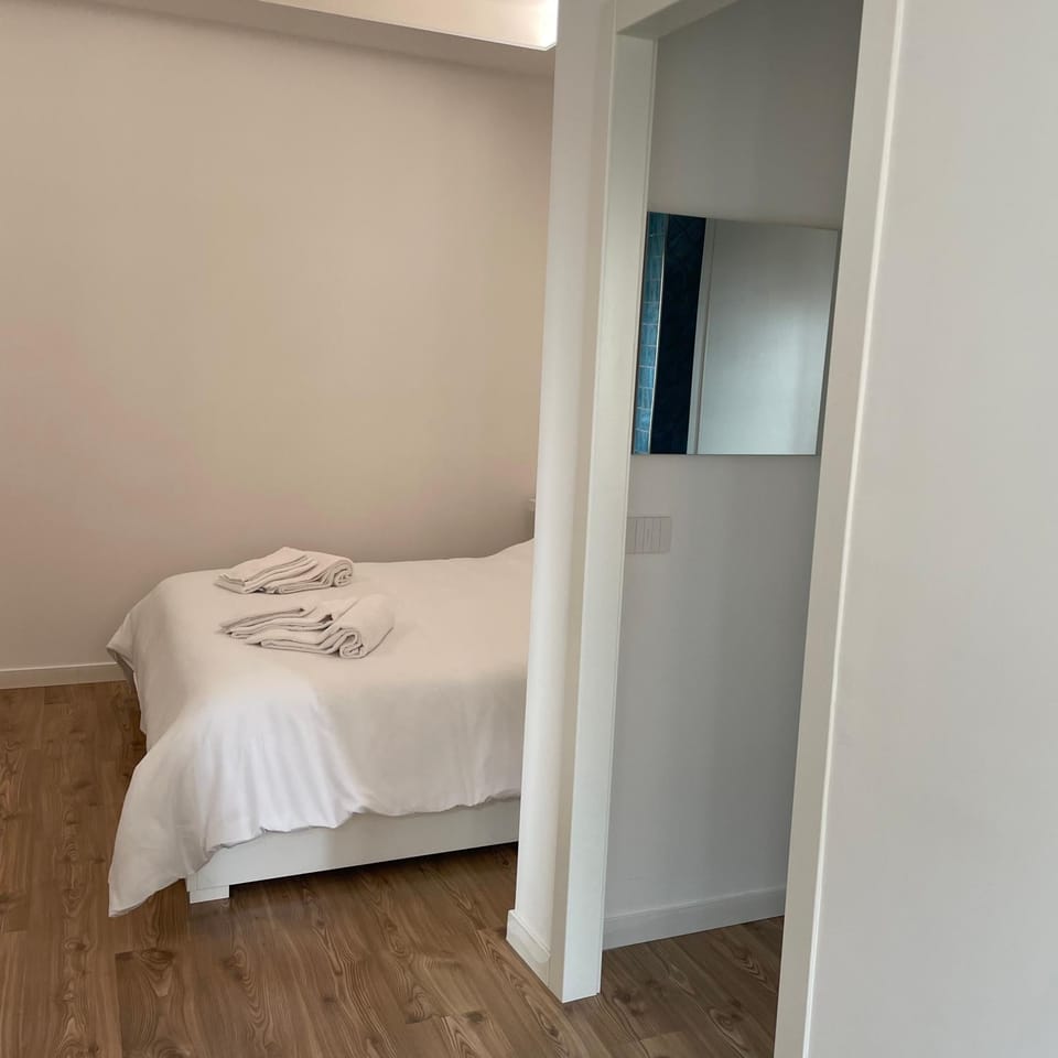 Bedroom, towels