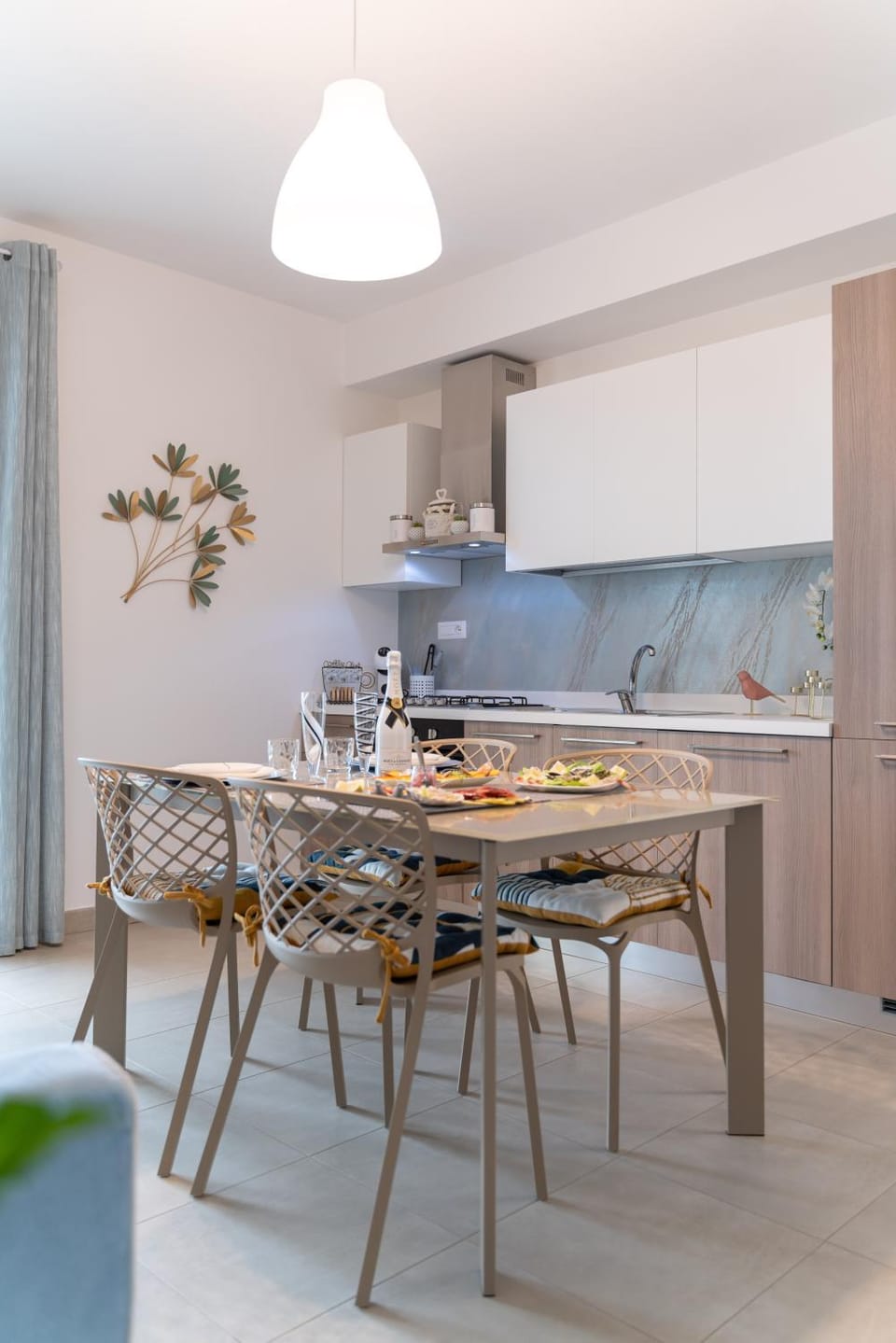 Kitchen or kitchenette, Living room, Seating area, Dining area