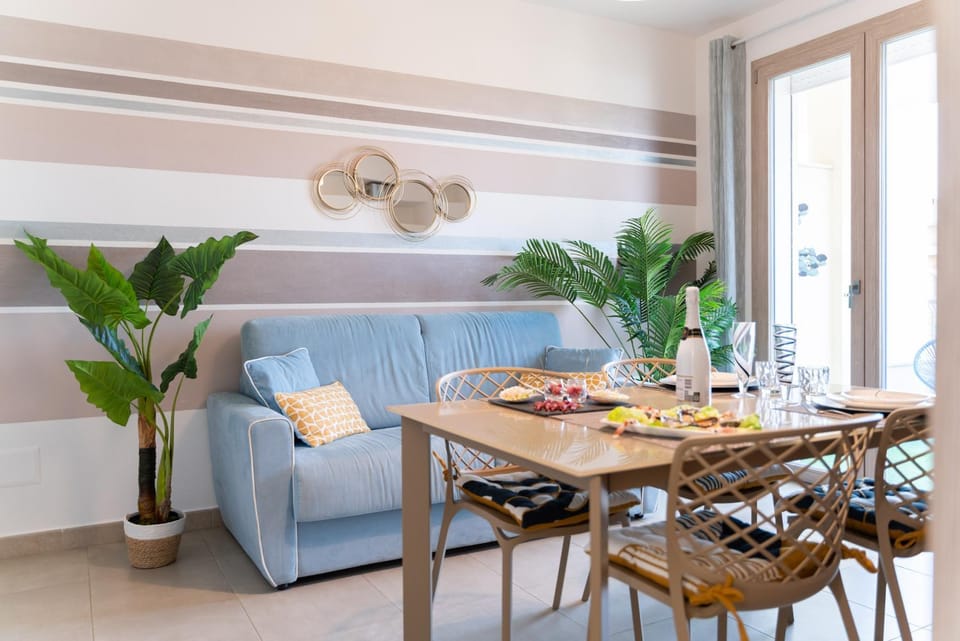 Living room, Seating area, Dining area, Food